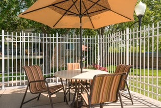 Royal Oaks Apartments in New Hope, MN - Foto de edificio - Building Photo