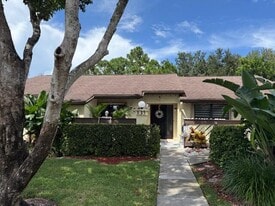 131 Manchineel Ct in Royal Palm Beach, FL - Building Photo