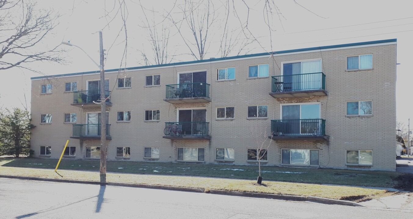 7 Vimy Crescent in Sarnia, ON - Building Photo