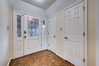 6049 Hillcrest Ave in Dallas, TX - Foto de edificio - Building Photo