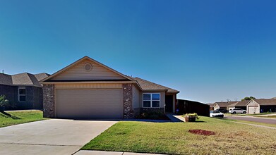 10013 Copperhead Rd in Yukon, OK - Building Photo - Building Photo