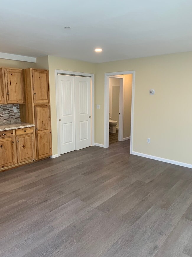 72 N Broadway, Unit apartment in Salem, NH - Building Photo - Building Photo