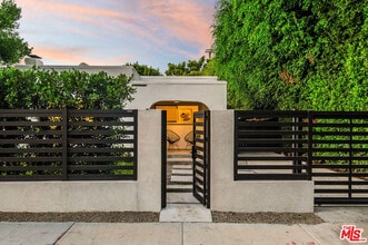 8717 Dorrington Ave in West Hollywood, CA - Building Photo - Building Photo