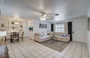 5542 Holly St, Unit 209 in Houston, TX - Building Photo