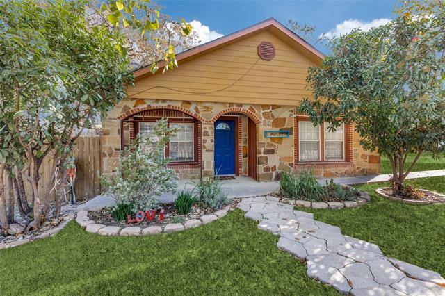 301 S Weatherford St in Chico, TX - Building Photo