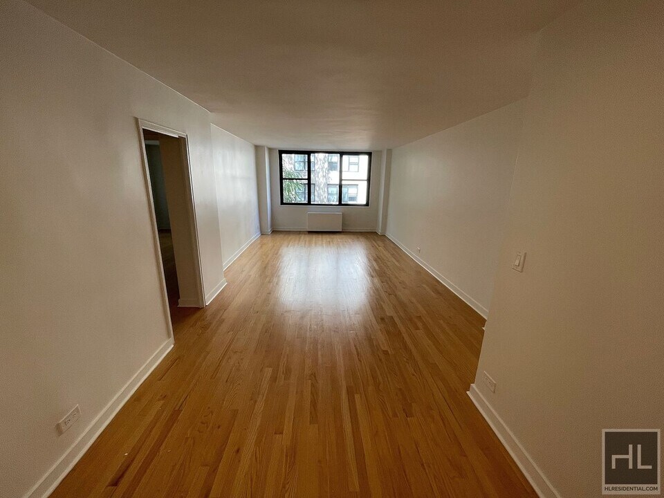EAST 49 STREET in New York, NY - Building Photo