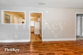 1906 Amesbury Dr in Decatur, GA - Foto de edificio - Building Photo