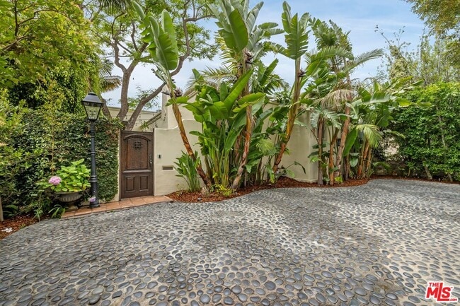 1017 S Gretna Green Way in Los Angeles, CA - Building Photo - Building Photo