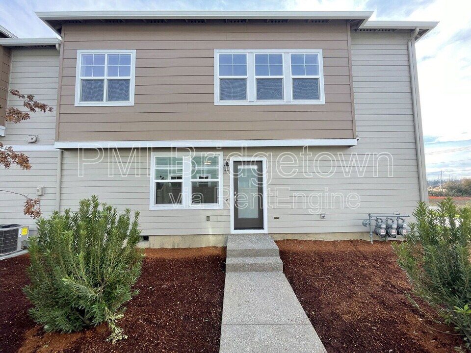 4217 SE Fortress Ln in Hillsboro, OR - Building Photo