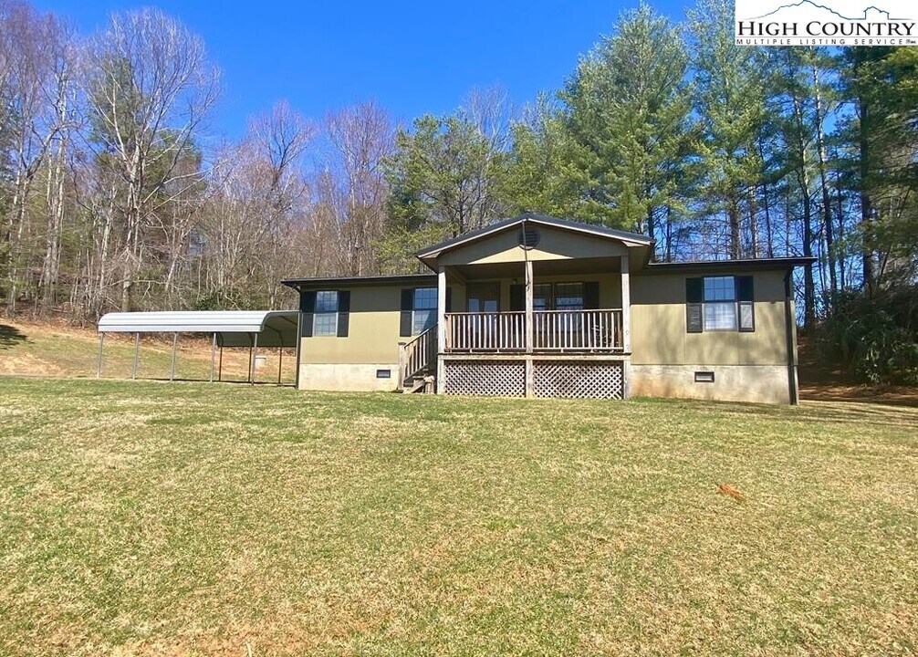 462 Hartsoe Rd in Warrensville, NC - Building Photo