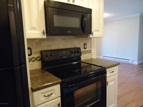 142 Cross Slope Ct in Englishtown, NJ - Building Photo - Building Photo