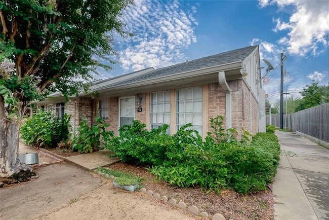 1016 E Tri Oaks Ln in Houston, TX - Building Photo - Building Photo