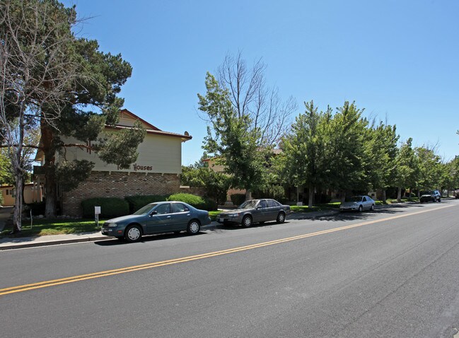 Harvard Court Townhomes in Reno, NV - Building Photo - Building Photo