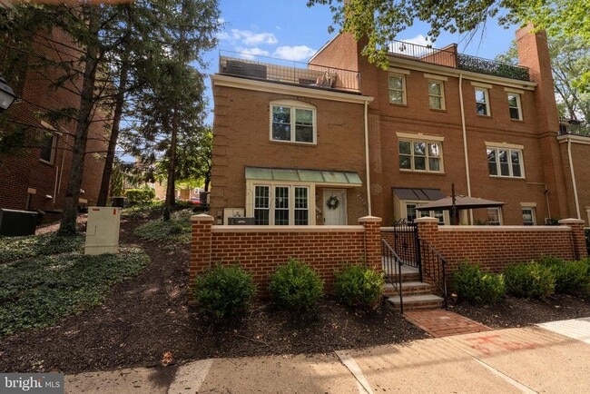 property at 2504 Fairfax Dr