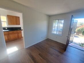 109 E Ramona St, Unit Furnished Beach Bungalow in Ventura, CA - Foto de edificio - Building Photo