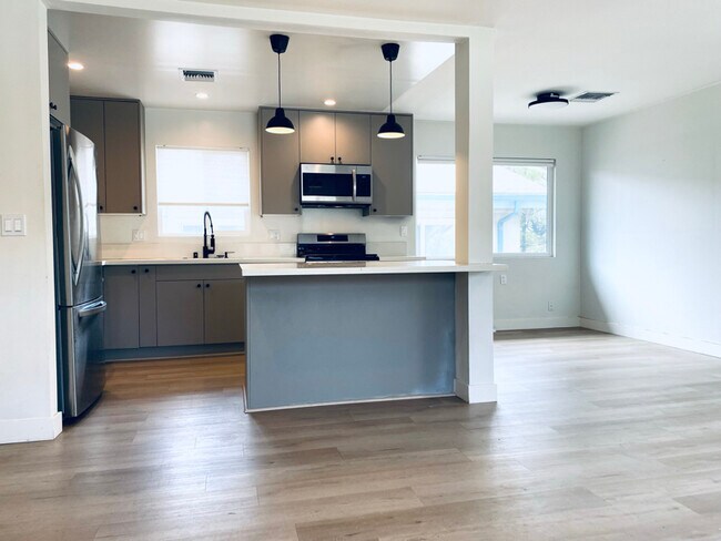 2128 La Canada Crest Dr in La Cañada Flintridge, CA - Building Photo - Building Photo