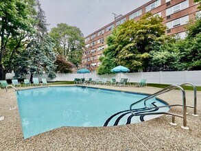 10 Hammond Pond Pky, Unit 304 in Chestnut Hill, MA - Building Photo - Building Photo