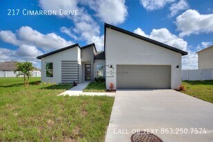 217 Cimarron Dr in Poinciana, FL - Building Photo