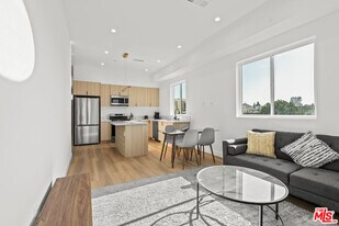236 S Carondelet St in Los Angeles, CA - Building Photo