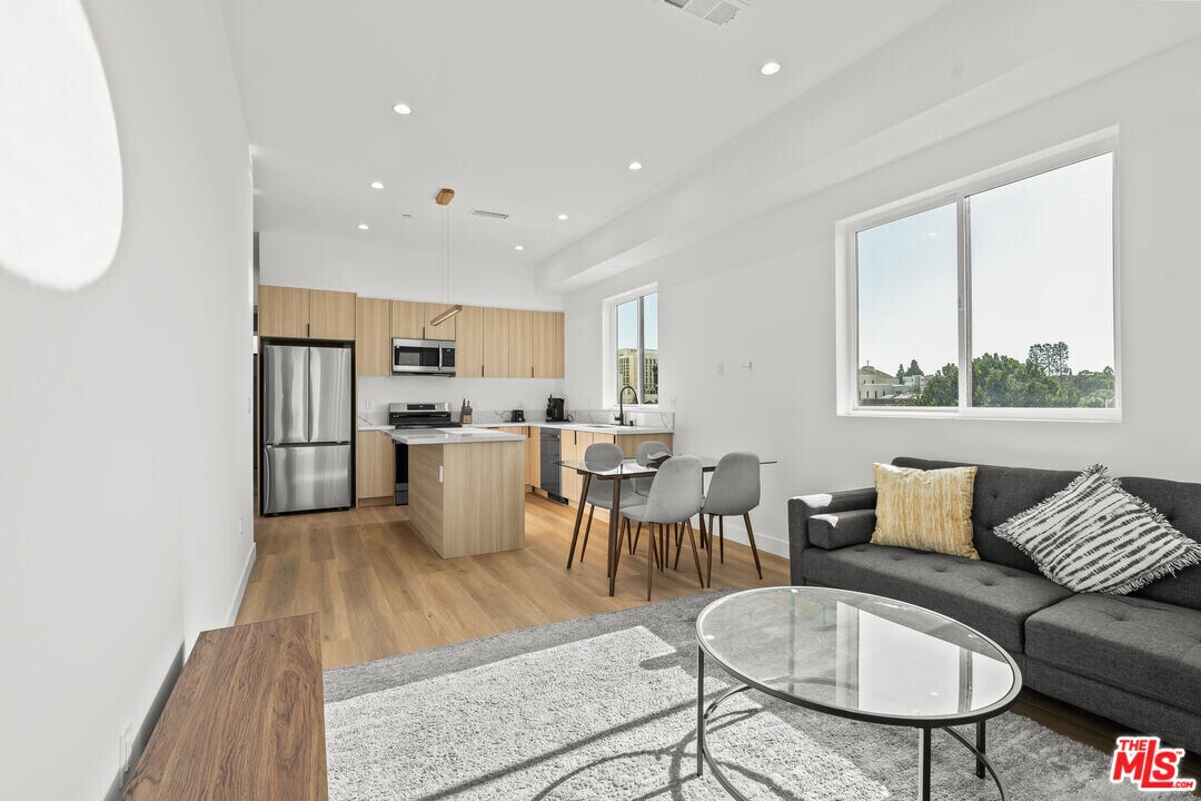 236 S Carondelet St in Los Angeles, CA - Building Photo