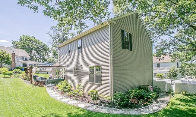 295 Sugartown Rd in Wayne, PA - Foto de edificio - Building Photo