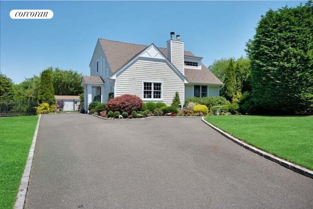 10 Juniper Ln in Southampton, NY - Building Photo