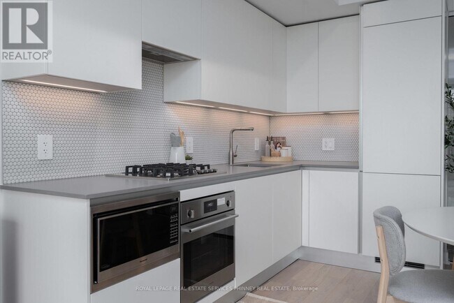 2720 Dundas St W in Toronto, ON - Building Photo - Building Photo