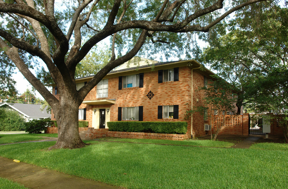 Victor Street Apartments in Dallas, TX - Building Photo