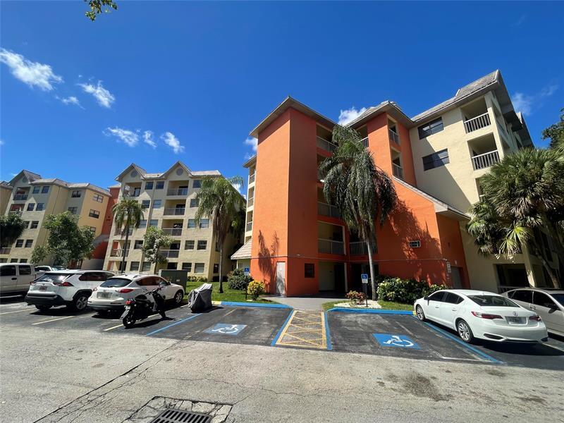 8100 Geneva Ct in Doral, FL - Foto de edificio