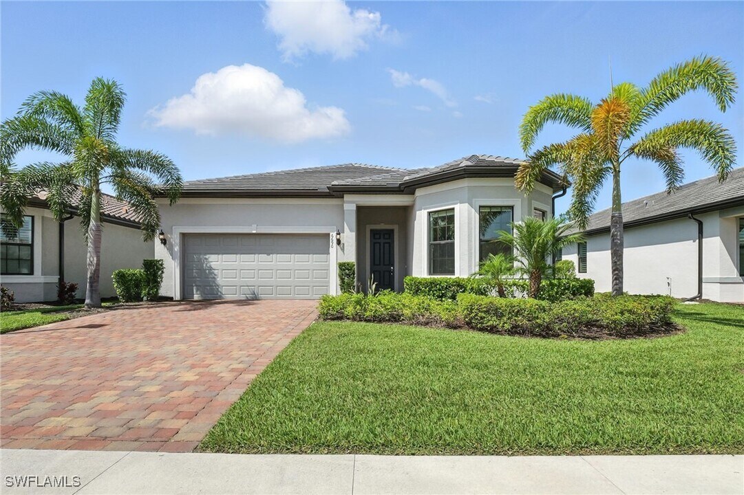 6690 Pennyroyal Dr in Naples, FL - Building Photo