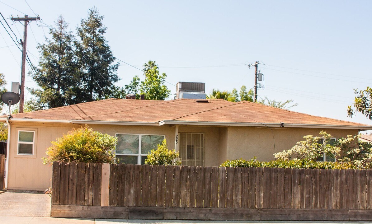 225 W Birch Ave in Fresno, CA - Building Photo