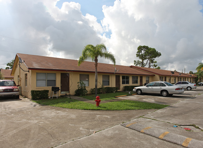 Phoenix Place Apartments in West Palm Beach, FL - Foto de edificio - Building Photo