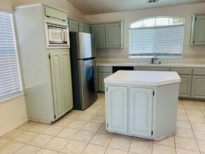 614 E Cinnamon Dr in Lemoore, CA - Foto de edificio - Building Photo