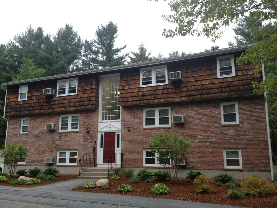 Pagewood Oval Apartments in Litchfield, NH - Building Photo