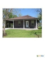 613 S Laurel Ave in Luling, TX - Building Photo