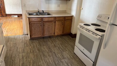 714 McKinley St, Unit 4 in Janesville, WI - Foto de edificio - Building Photo