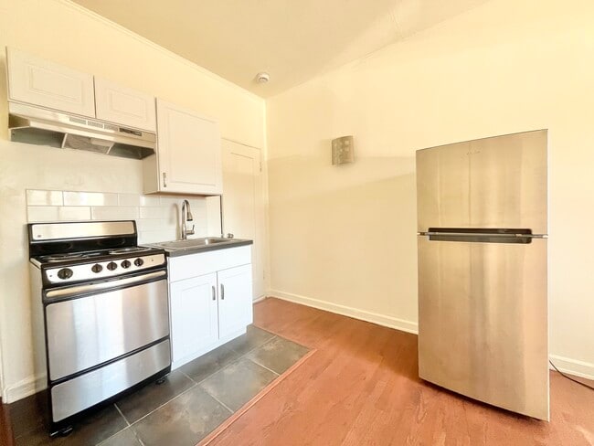 652 S Dunsmuir Ave