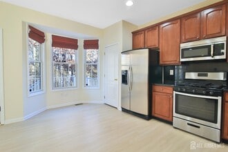 4 Timber Grove Ct in Old Bridge, NJ - Building Photo - Building Photo