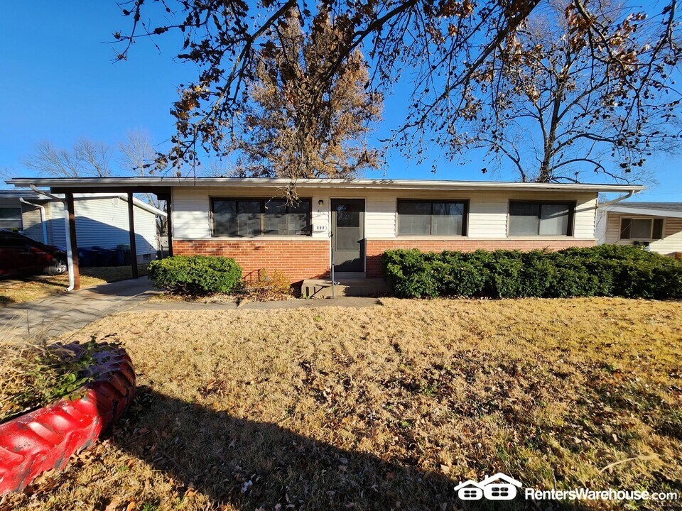 875 Manresa Ln in Florissant, MO - Building Photo