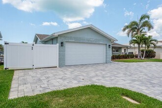 11400 8th St E in Treasure Island, FL - Building Photo - Building Photo