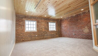 80 W Water St in Harrisonburg, VA - Building Photo - Building Photo