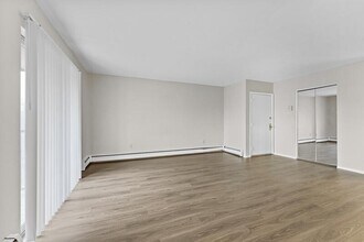 23700 W Warren Ave in Dearborn Heights, MI - Building Photo - Building Photo
