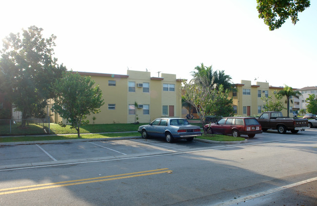 16951 NE 18th Ave in North Miami Beach, FL - Building Photo - Building Photo