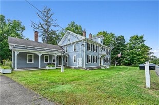 752 Main St in Somers, CT - Building Photo