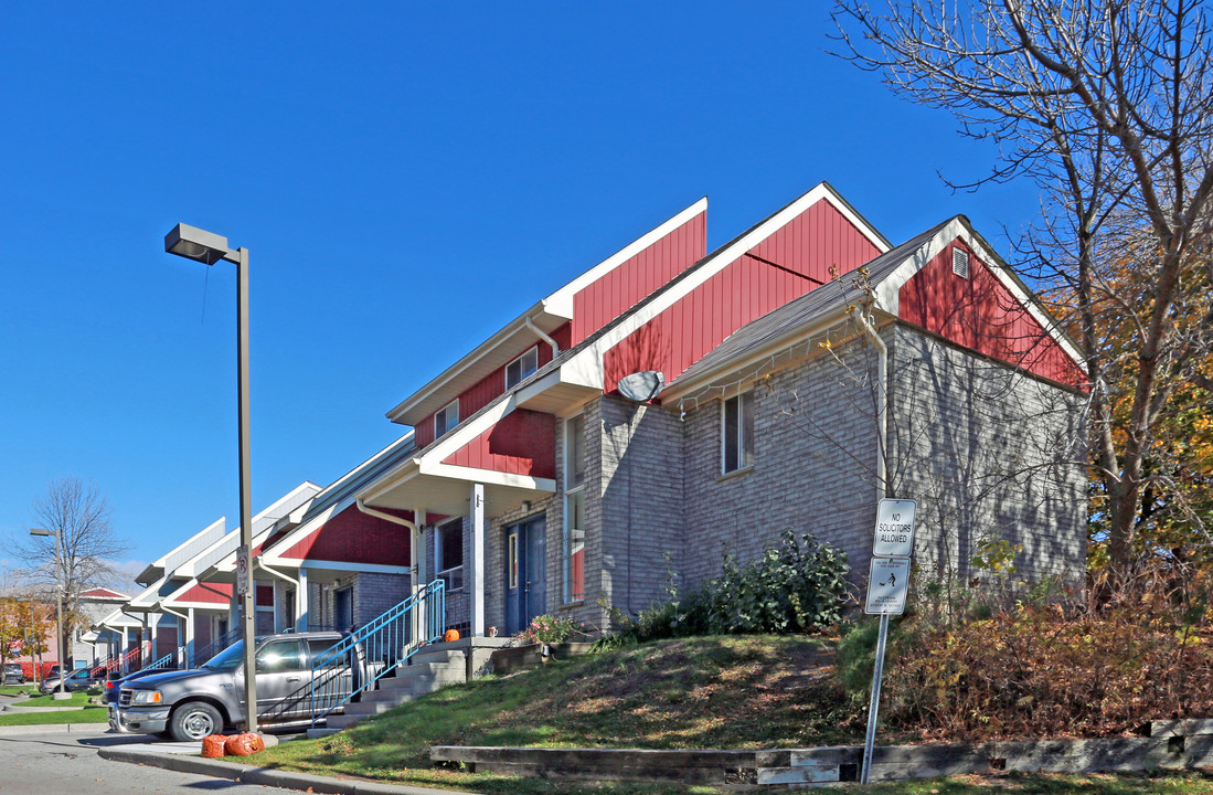 Willow Park in Oshawa, ON - Building Photo