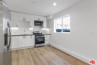 10821 Hartsook St in Los Angeles, CA - Building Photo - Building Photo