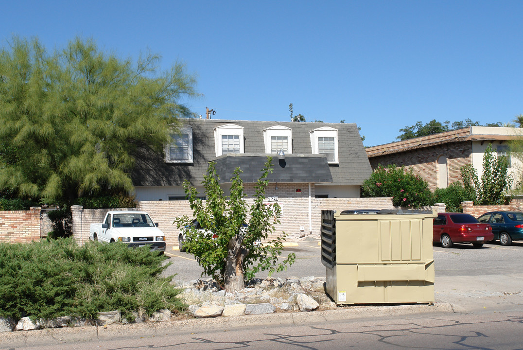 5227 Fairbanks Dr in El Paso, TX - Building Photo