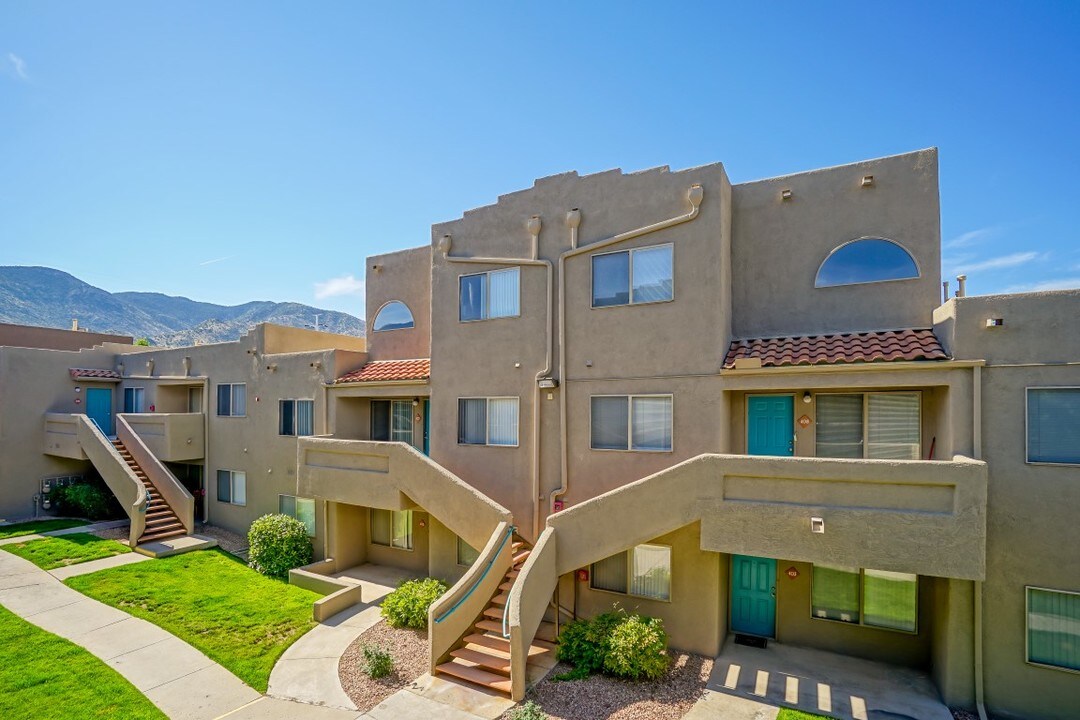 Las Kivas Apartments in Albuquerque, NM - Building Photo