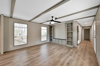 21195 Security Cemetery Rd in Cleveland, TX - Foto de edificio - Building Photo