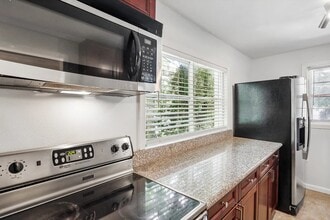 1268 Eastland Rd SE in Atlanta, GA - Foto de edificio - Building Photo